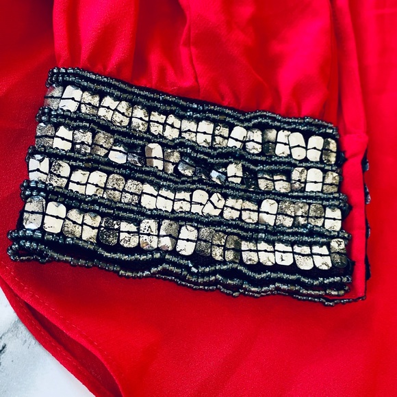 ɴᴡᴛ ɢɪʙsᴏɴ ʟᴀᴛɪᴍᴇʀ sᴘʟɪᴛ-ɴᴇᴄᴋ ʙʟᴏᴜsᴇ ɪɴ ʀᴇᴅ ᴡɪᴛʜ ᴇᴍʙᴇʟʟɪsʜᴇᴅ ʙᴇᴀᴅᴇᴅ ᴄᴜғғs - Picture 3 of 5